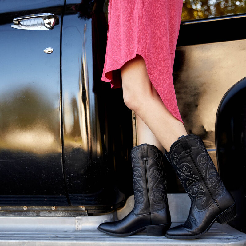 23 Best Pairs Of White Cowboy Boots To Say Yee-Haw To